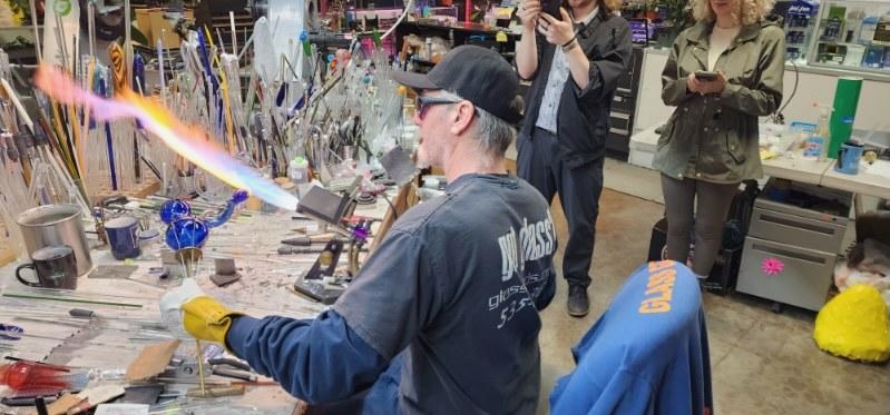 Tim Bohr demonstrating glass blowing to an audience at Glass Gods studio